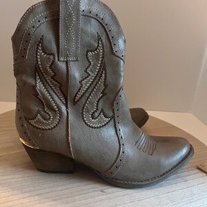 Very Volatile Los Angeles Western Ankle Boots – Women’s 7.5 Taupe Brown